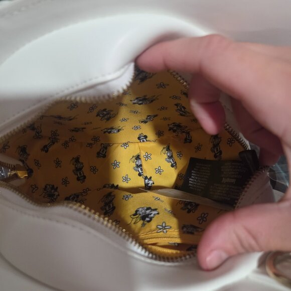 Disney loungefly Daisy crossbody - Picture 6 of 6